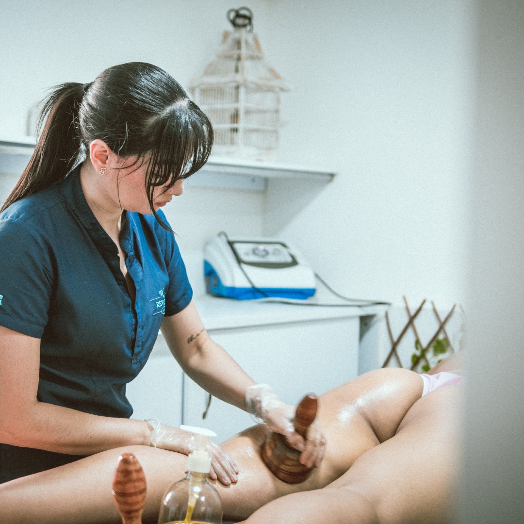 Profesional de Revital realizando un tratamiento corporal