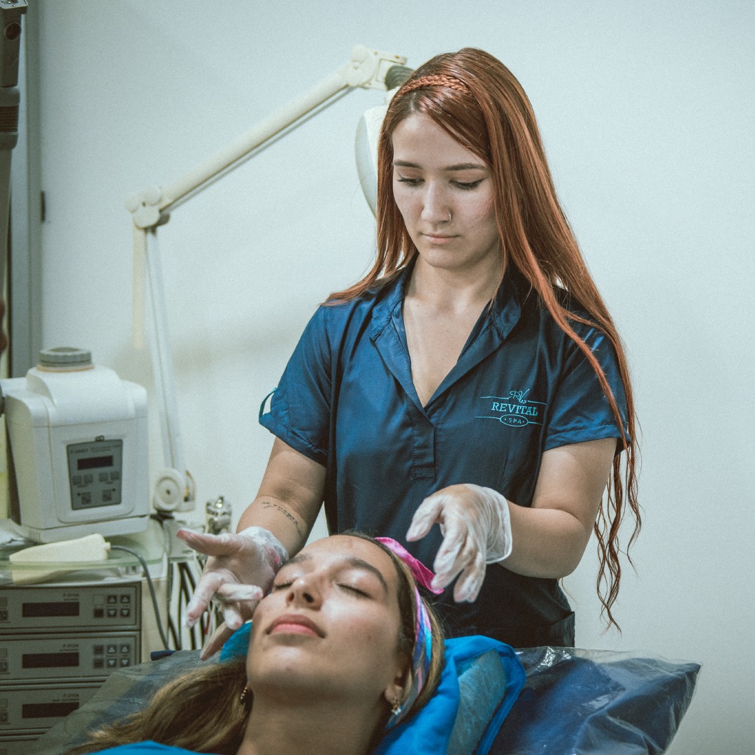 Profesional de Revital realizando un tratamiento facial